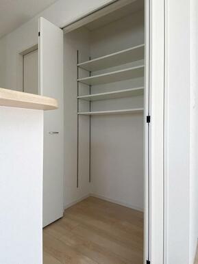 キッチン横にパントリーを設置する事で食材などをスッキリ収納