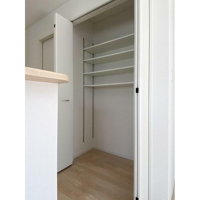 キッチン横にパントリーを設置する事で食材などをスッキリ収納