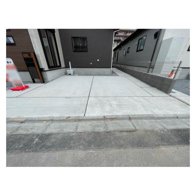 カースペース3台！並列駐車もできます！親戚や友人が遊びに来ても安心♪急な来客にも対応できますね＾＾