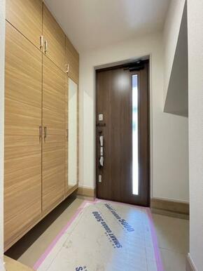 家族の靴がしまえるシューズボックス付き！土間にはベビーカーや子供の遊び道具なども収納できますよ＾＾