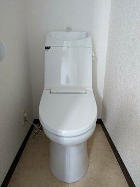 トイレには温水洗浄便座が備え付けられています。