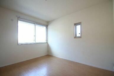 ６．４帖洋室　角部屋の為、二面採光になっております。