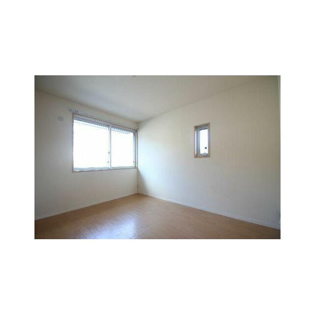 ６．４帖洋室　角部屋の為、二面採光になっております。