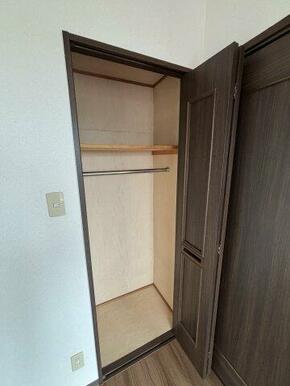 バルコニー側洋室収納内