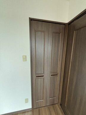 バルコニー側洋室収納