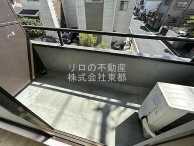 バルコニーがあるので洗濯物を太陽の下で干すことができます♪