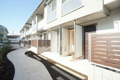 物件敷地を貫くアプローチは割石調に設えてあります。夏には余白に下草が生え美しい景観を生みます。
