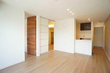 【１４．３帖ＬＤＫ】エアコン付きＬＤＫ　２口ＩＨ＋ラジエントヒーター＋グリル付きキッチンを採用した…