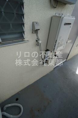 洗濯機置場が室外にあるのでお部屋を広々お使いいただけます。