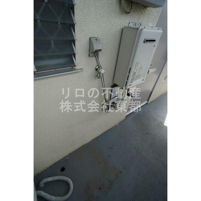 洗濯機置場が室外にあるのでお部屋を広々お使いいただけます。