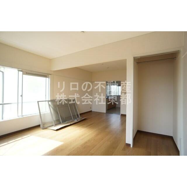 窓から暖かな日差しが入ります♪