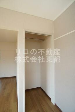 パイプハンガー付なのでジャケット等も収納可能ですね☆