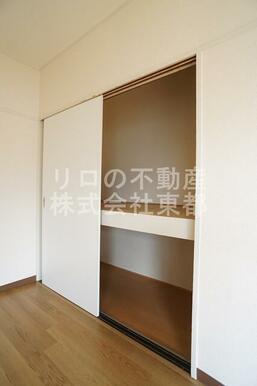 奥行のある収納付です！増えがちな荷物をスッキリ収納できます！