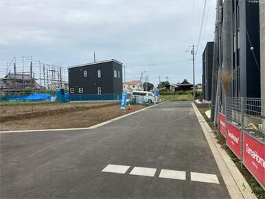 前面道路幅は約６ｍあります。車のすれ違い時もスムーズです。