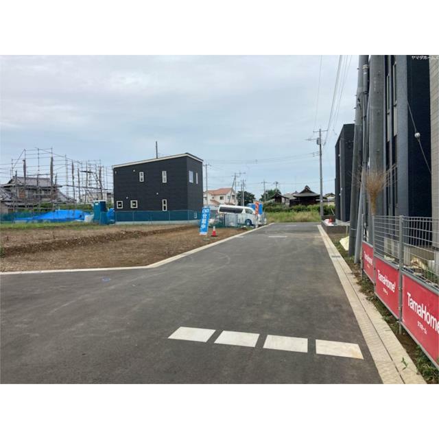 前面道路幅は約６ｍあります。車のすれ違い時もスムーズです。