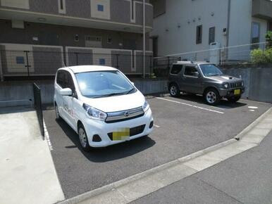敷地内駐車場は月額９，０００円で貸し出し可能。