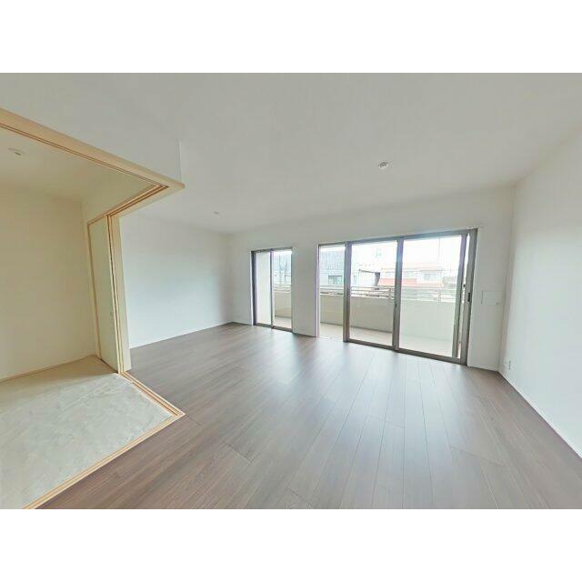 南向きのため、日中は室内に陽が差し込みます！