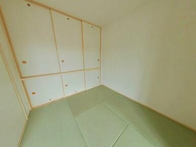 和室には大きな押入れがあり、収納力もばっちりです！