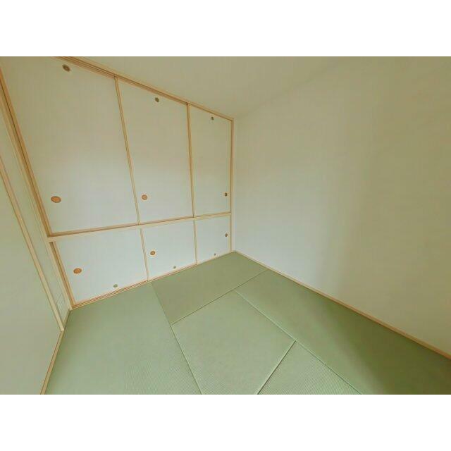 和室には大きな押入れがあり、収納力もばっちりです！