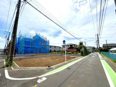 【外観写真】全4棟の新築分譲住宅。前面道路約6.0mに面した開放感のある街並みで、陽当たりにも恵まれた住