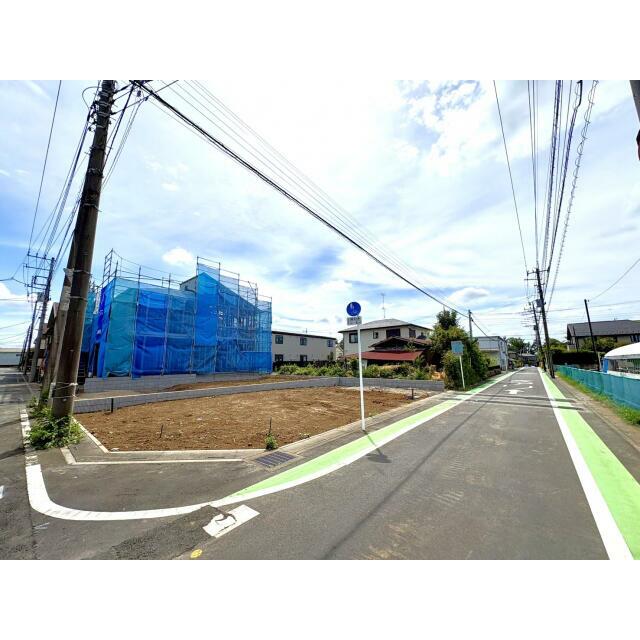 【外観写真】全4棟の新築分譲住宅。前面道路約6.0mに面した開放感のある街並みで、陽当たりにも恵まれた住