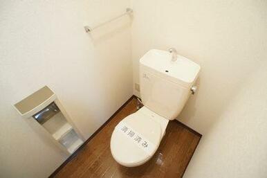 ☆トイレ☆タオル掛けやペーパーホルダーに加え、上部にはトイレットペーパーなど置ける棚があります☆