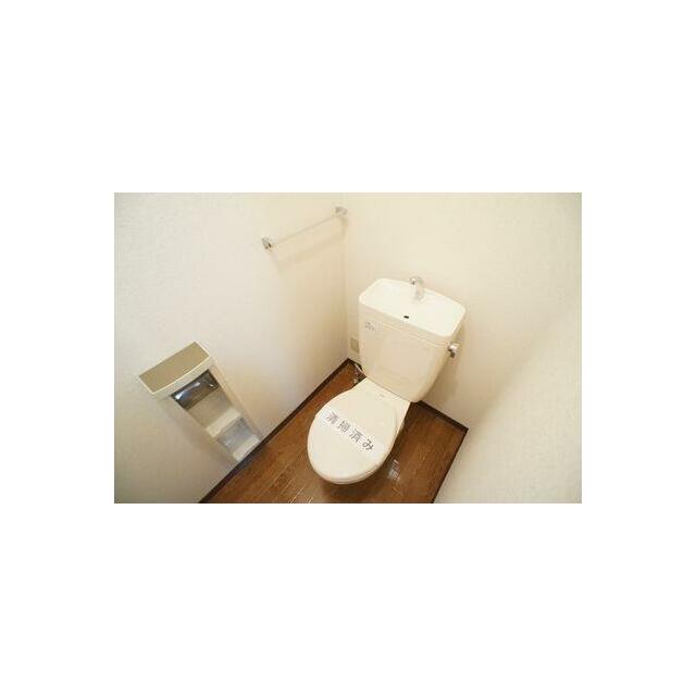 ☆トイレ☆タオル掛けやペーパーホルダーに加え、上部にはトイレットペーパーなど置ける棚があります☆