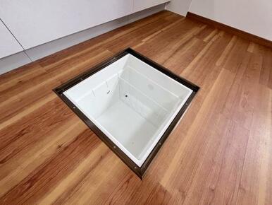 「キッチン」便利な床下収納がございます