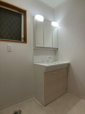 脱衣所　洗面台新品交