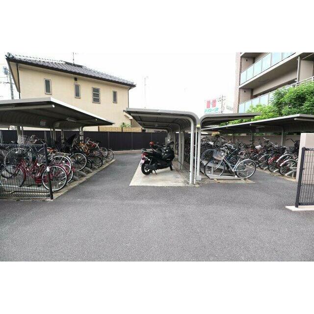敷地内には自転車置き場がございます。