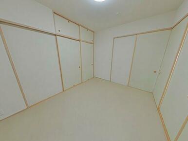 明るい空間の和室は、キッズスペースや来客用など、使い方自由自在です♪