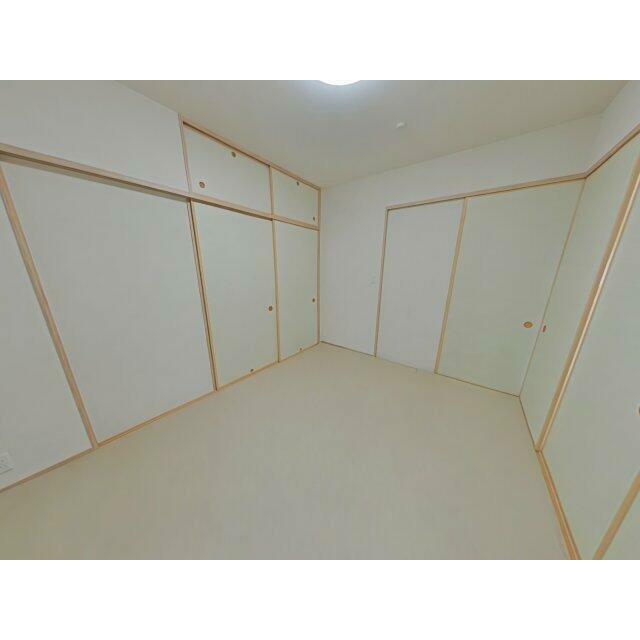 明るい空間の和室は、キッズスペースや来客用など、使い方自由自在です♪