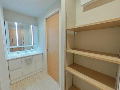 脱衣スペースは白と木目を基調とした明るく、清潔感のある空間です。