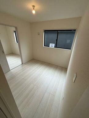 洋室は膝に難ありの方も過ごしやすいですね（1号棟）