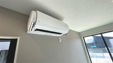 リビングに富士通ノクリアの最上位グレードエアコンを採用。高機能・省エネ設計で、快適さと経済性を両立。