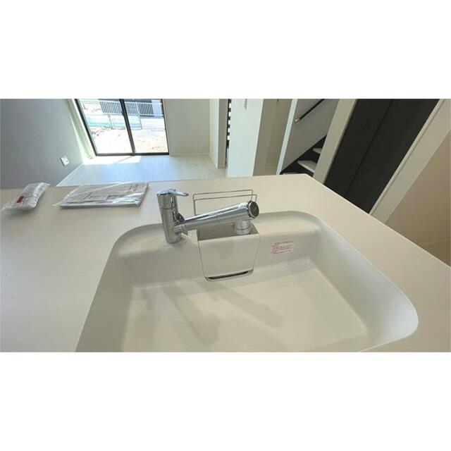 キッチン水栓は引き出せるタイプでシンクの隅まで洗えます。日々の掃除や家事がグッとラクに。