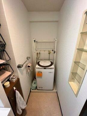 洗濯機置場は洗面スペースと脱衣場を兼ねたスペースにあります。普段の家事動線が考えられた間取になってお