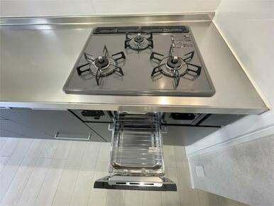 三口コンロとグリルを装備したシステムキッチン。複数のお料理を同時に進められ、調理の幅が広がります。