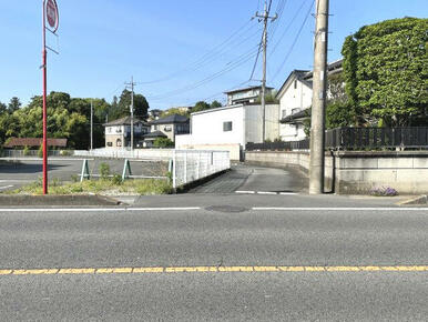 【接面道路】東側の接道　※左側が物件で．．