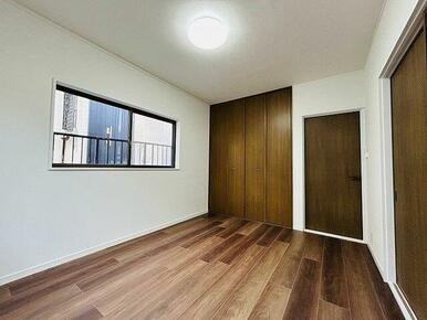 【２階南西側洋室】約６帖の大きさの部屋となっております。