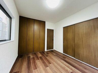 【２階南西側洋室】隣のお部屋と繋がっている引戸が付いております。