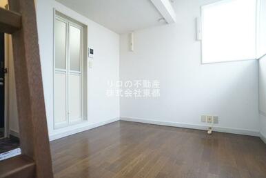 窓から暖かな日差しが入ります♪