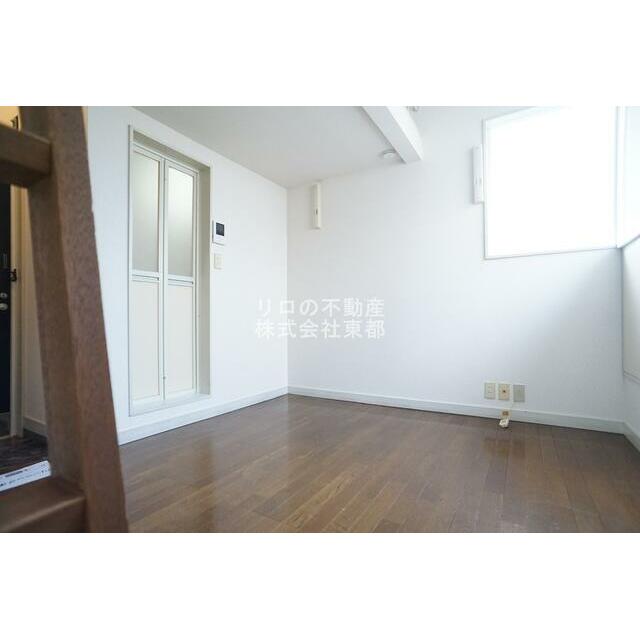 窓から暖かな日差しが入ります♪