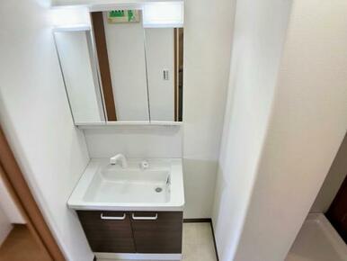 「洗面脱衣室」洗面台は人気の3面鏡タイプに新品交換済みです。
