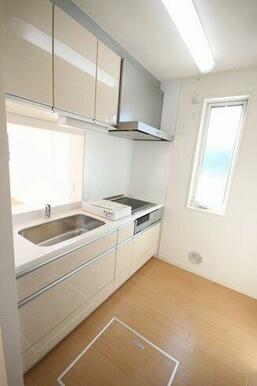 キッチンは上下部に収納がございます