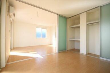 収納はハンガーパイプ付きでございます