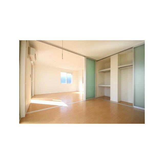 収納はハンガーパイプ付きでございます