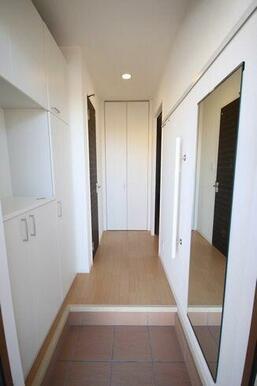 玄関はシューズボックスがございます