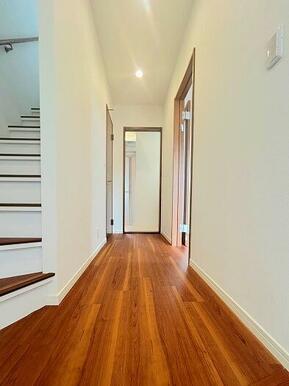 「1階廊下」奥行きがあり明るい空間です。