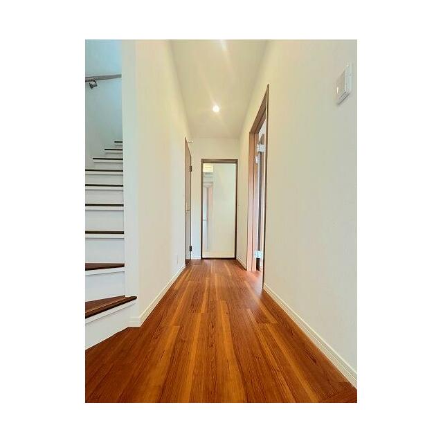 「1階廊下」奥行きがあり明るい空間です。